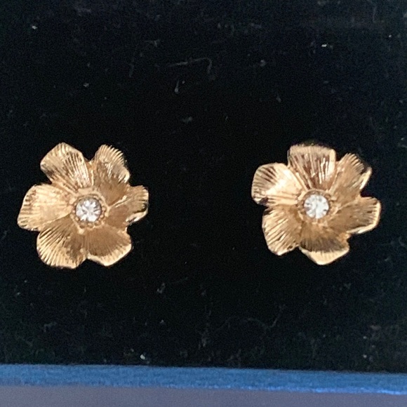 Jewelry - Gold flower studs NWOT CLEARANCE